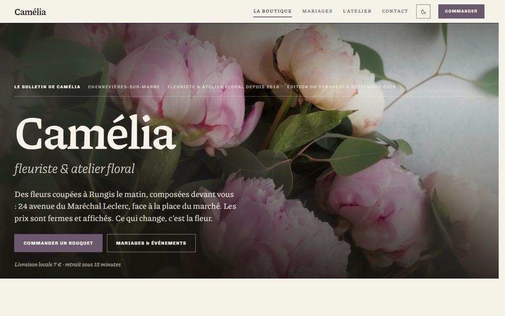 Capture du site de démonstration Camélia, fleuriste : titre en serif clair et photo de bouquet.
