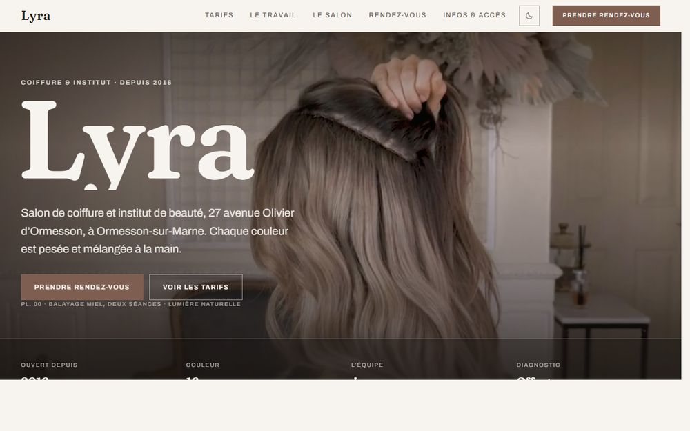 Capture du site de démonstration Lyra, salon de coiffure : grand titre, photo de salon, bouton de prise de rendez-vous.